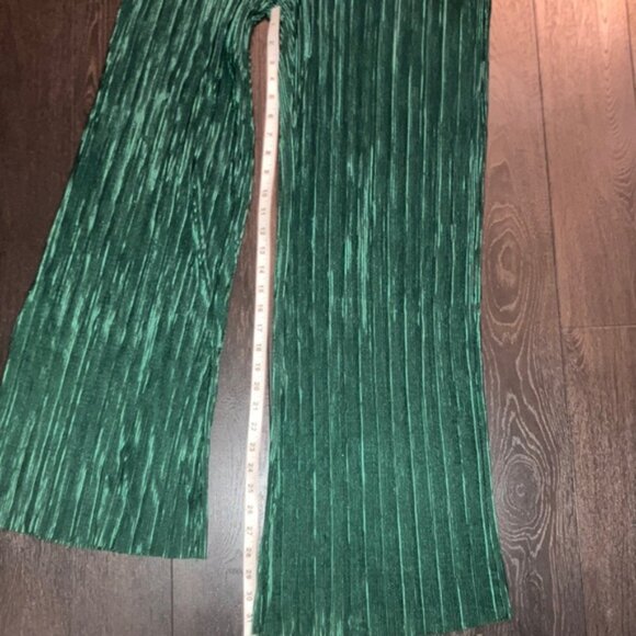 Green top and trousers - Picture 7 of 11